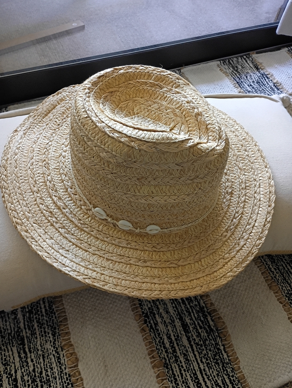 Gorgeous New!! Straw Sun Hat with Shell Accents - Natural